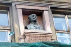 Jarní procházka po Novém městě pražském 2.4.2011 Obr4 - Busta našeho skladatele na průčelí rozpadající se ruiny bývalého výstavného domu