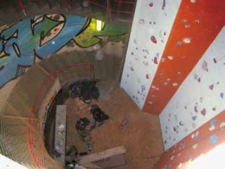 Putovaní mrazzzivou večerní Prahou 03/2011 Foto 5 - Bunkr Parukářka a jeho lezecká stěna